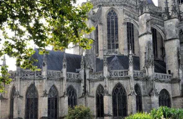 Vue d'ensemble du chevet depuis le nord avec son garde-corps parlant