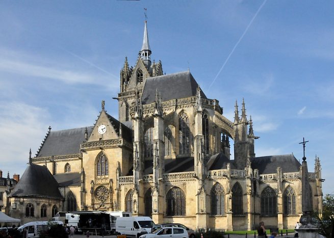 Le côté sud de l'église donne sur la place du marché