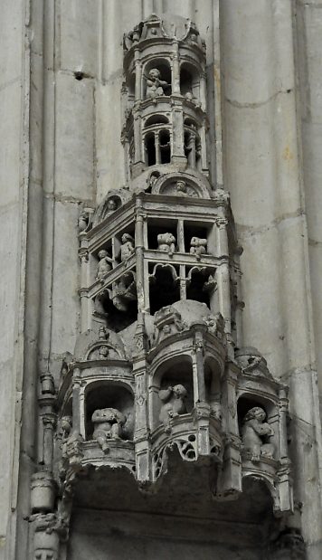 Impressionnant dais Renaissance dans le chœur