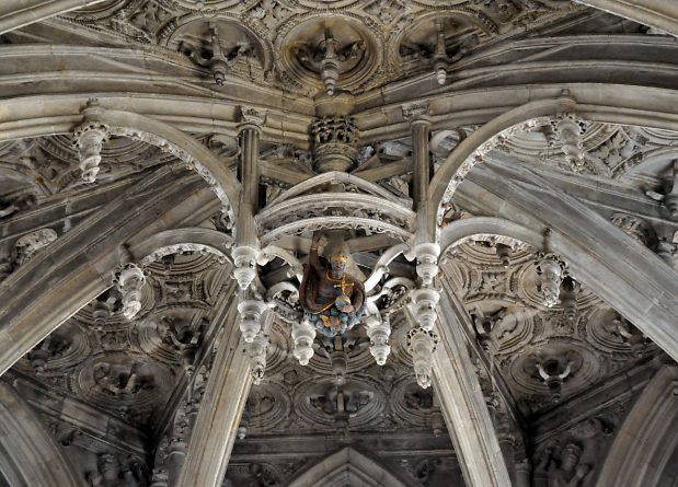 Chapelle axiale : la clé pendante de la troisième travée est ornée du Père céleste