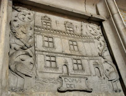 Bas-relief : la Maison de Dieu (chapelle Saint-Joseph)