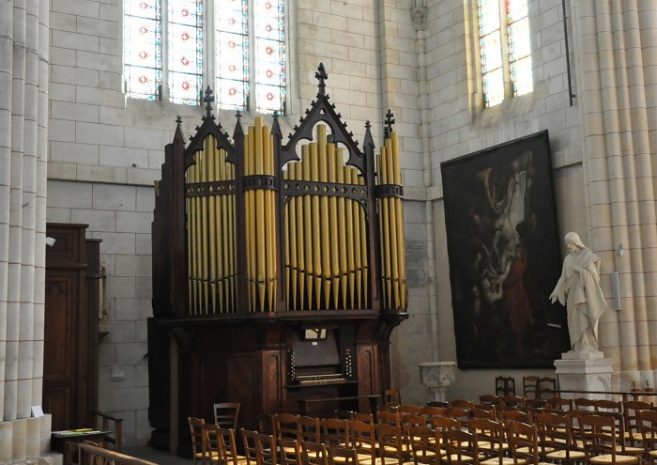 Le transept gauche et son orgue
