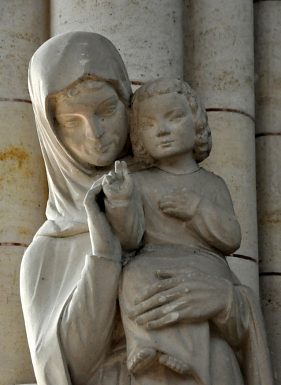 Vierge &agrave; l'Enfant dans le transept droit