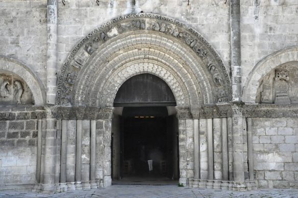 Le portail de style roman saintongeais