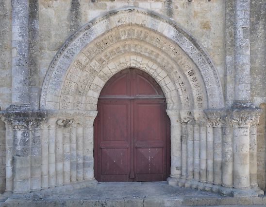 Le portail roman tourné vers l'ouest