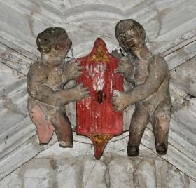 Décoration de clé de voûte : deux enfants autour d'un écusson