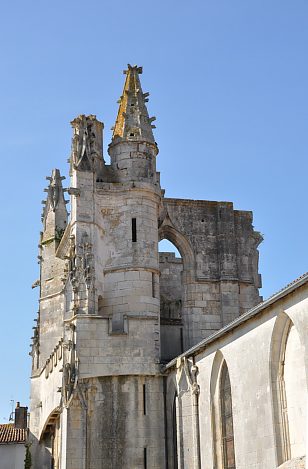 Ruines du transept fortifié en style gothique flamboyant