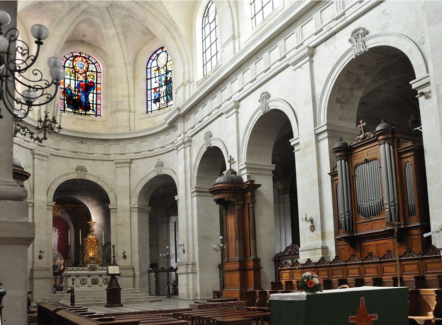 Le choeur de Saint-Louis avec ses orgues et la chaise de l'évêque