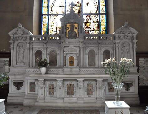 Autel dans une chapelle latérale