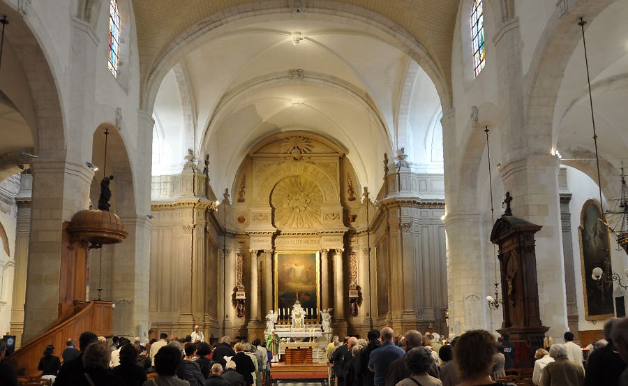 L'ensemble de la nef et du choeur au début d'un office religieux