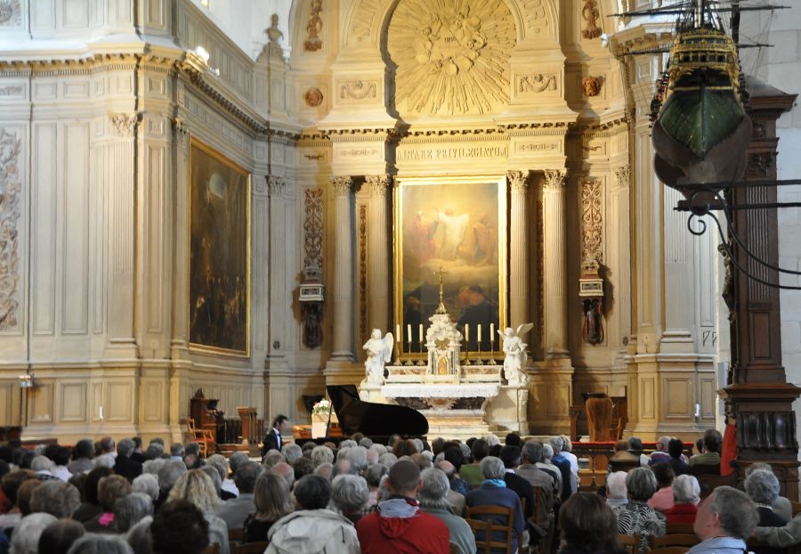 Le choeur de l'église Saint-Sauveur vers la fin du concert de Mu-Ye-Wu, quand les visiteurs impatients ont pu rentrer...