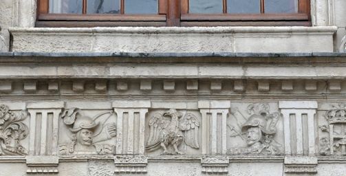 Frise à l'italienne sur la façade