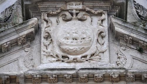 blason de la Rochelle sculpté au-dessous du baldaquin