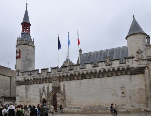 Le mur d'enceinte et l'entrée de l'hôtel de ville