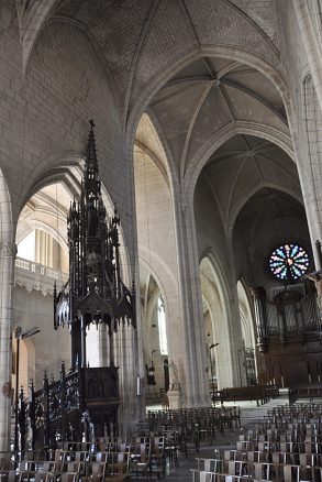 Vue de la nef depuis le chœur