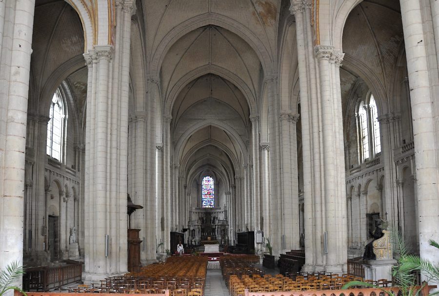 Vue générale de la nef de la cathédrale Saint-Pierre à Poitiers