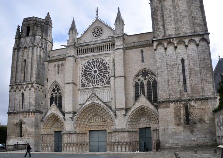 La façade de la cathédrale avec ses trois portails et sa rose