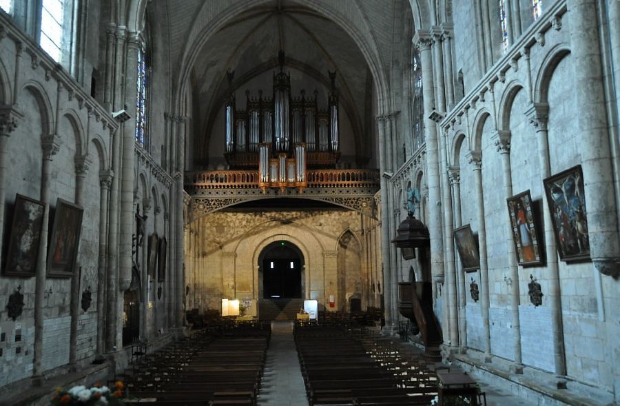 La nef et le buffet d'orgue vus du choeur