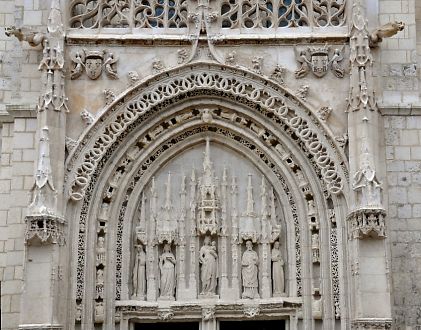 Le portail gothique du clocher-porche roman
