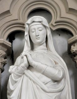 Statue de la Vierge contemplant son Fils mort