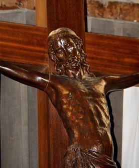 Le Christ en croix dans le chœur