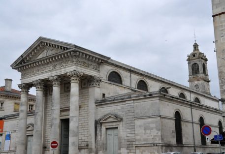 Vue d'ensemble de l'église depuis la place Colbert