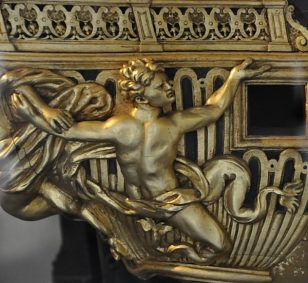 La poupe du Dauphin Royal : un homme triton