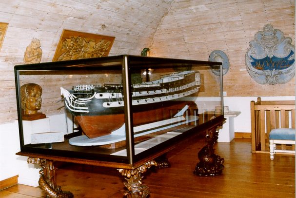 Salle des sculptures avec la maquette du Fendant (74 canons)