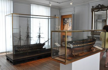 Salle avec maquettes de l'Inflexible et de la Vestale