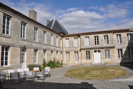 L'hôtel des Cheusses et sa cour intérieure