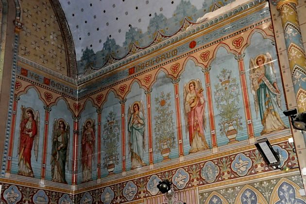 Très belle - et surprenante - composition d'anges dans le chœur  de la chapelle