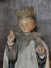 Amusante poupée d'un Christ–Roi enfant dans la nef