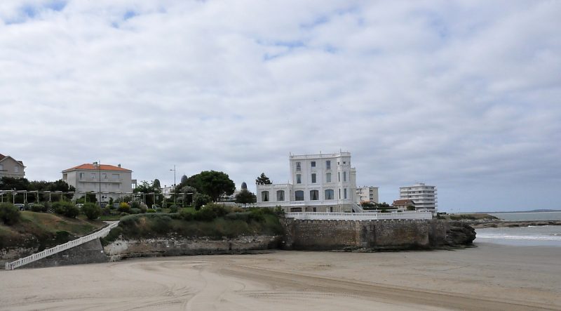 Royan : la corniche de Pontaillac, en contrebas de la chapelle Notre-Dame  des Anges