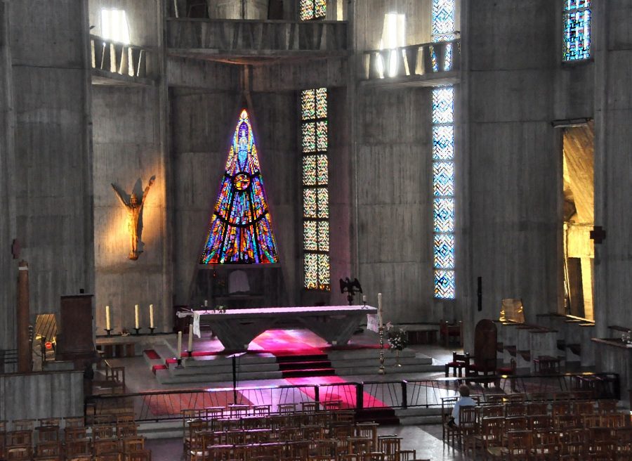 Le chœur de l'église Notre-Dame et son vitrail en triangle