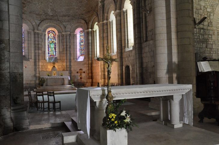 Le maître–autel et la chapelle axiale