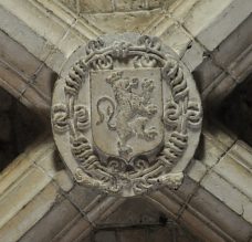 Clé de voûte avec armoiries dans un bras du transept