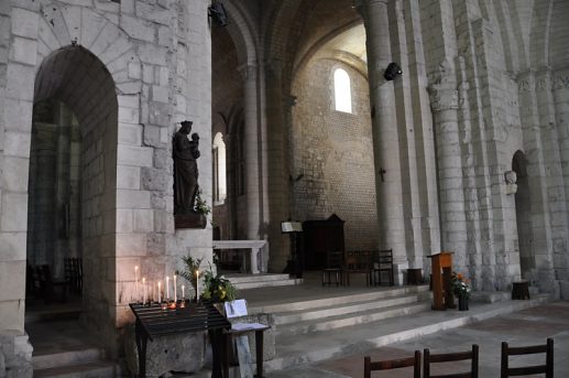 L'entrée du chœur avec ses deux passages berrichons (à droite et à gauche)