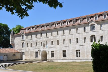 Ces anciens bâtiments conventuels, en face de l'église, furent  prison et caserne.