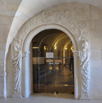 Porte entourée de cariatides conduisant autrefois aux chambres des moniales