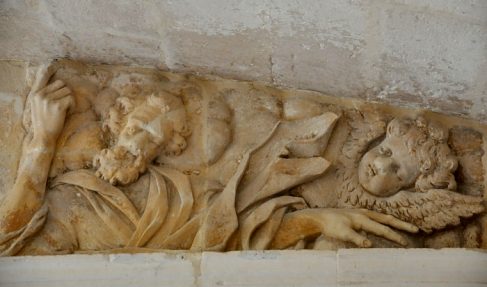 Salle capitulaire : sculpture au-dessus d'une porte