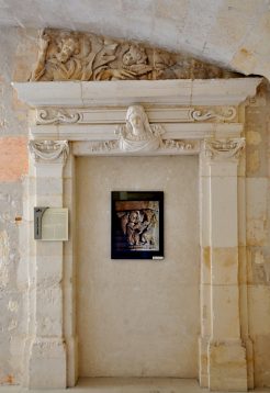 Salle capitulaire : une porte avec sculptures