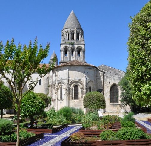 Le chevet et le clocher depuis le jardin des moniales