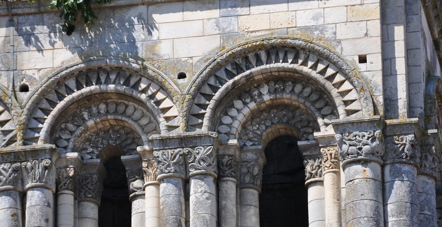 Ouvertures du beffroi carré dans le clocher