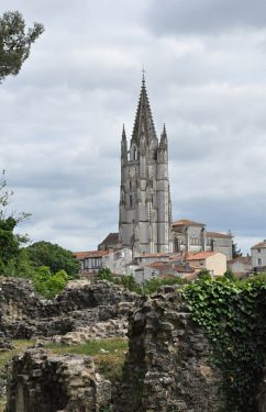 Le clocher de Saint–Eutrope vu de l'amphithéâtre