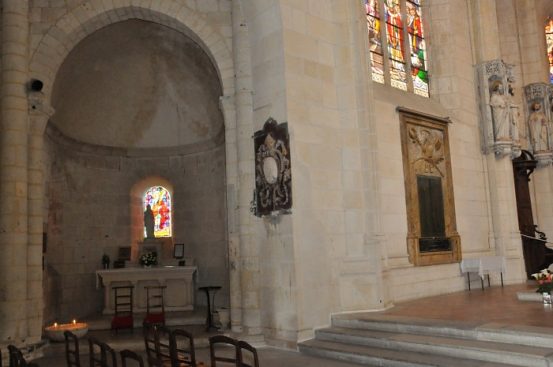 Chapelle de la Vierge (situé dans l'absidiole romane nord)  et une partie du chœur