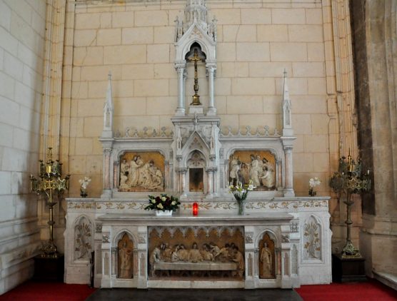 Le retable et ses bas-reliefs colorés