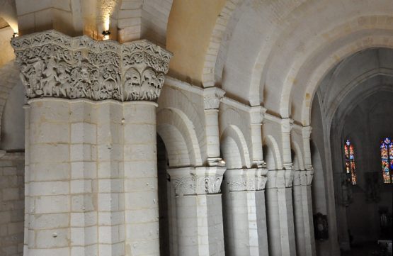 Suite de piliers dans la nef