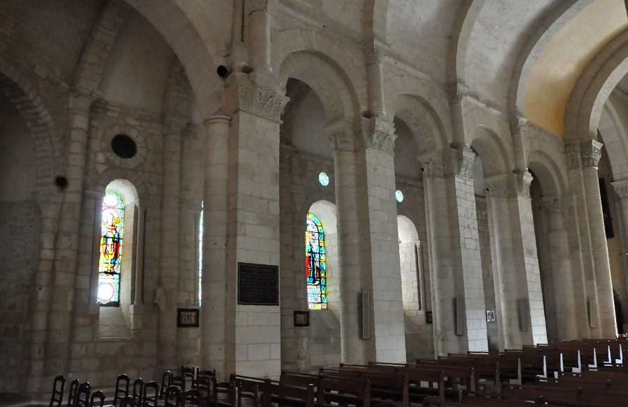 Élévations droites dans la nef romane