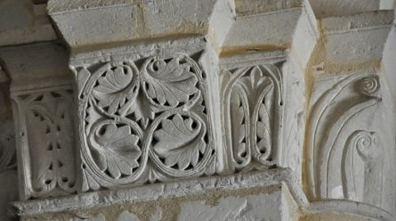Chapiteaux à figures géométriques et à feuillages sur les piliers de la nef