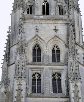 Le clocher flamboyant et ses fenêtres (fin du XVe siècle)